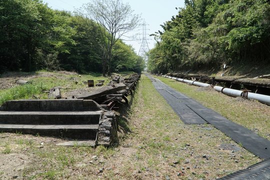 
世界文化遺産の旧三池炭鉱万田坑　三池港まで敷かれていた鉄道の廃線路と通勤者専用ホーム址