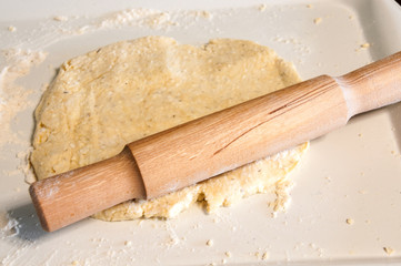Rolling pin lies on the rolled out pastry test