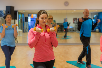 sportkurs mit gewichten