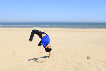 Obraz premium A boy playing on the beach