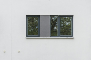 Fenster in anthrazit mit weißer Fassade 