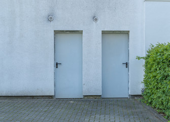 Weiße Stahltüren in einem Lagerhaus