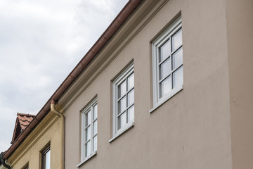 Fototapeta na wymiar Fenster in beiger Fassade 