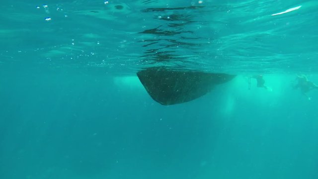 ein Boot von unten im Wasser gefilmt beim schnorcheln