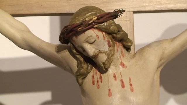 Jesus Christus am Kreuz in der Wallfahrtskirche Maria Fieberbründl (Kamerazoomfahrt)