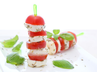 Caprese Salat mit Mozzarella und Tomaten auf Spiese