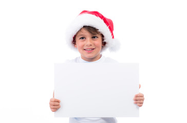 kind mit weihnachtsmütze zeigt werbeschild