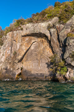 Maori Felsschnitzereien in der Mine Bay am Lake Taupo in Neuseeland (New Zealand)