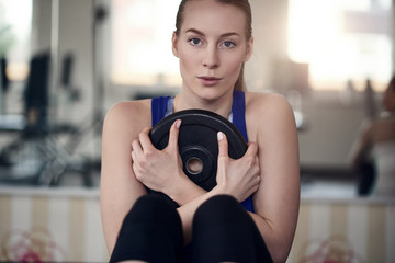 Frau macht Bauchmuskeltraining