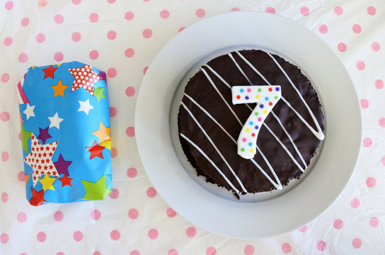 Vanilla Round Half Month Birthday Cake for baby girl, Packaging Type:  Carton Box, Weight: 1kg
