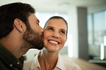 Obraz premium Close up of businessman kissing businesswoman