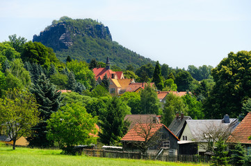 Ort Thürmsdorf, im Hintergrund Berg Lilienstein, Landkreis Sächsische Schweiz-Osterzgebirge,...