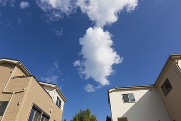 住宅イメージ　見上げる　青空と雲