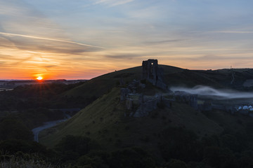 Fototapeta premium Sunrise over the ruins of Corfe Castle