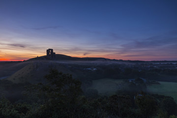 Fototapeta premium Sunrise over the ruins of Corfe Castle