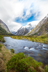 Fototapeta na wymiar Fluß zwischen Milford Sound und Te Anau in Neuseeland (New Zealand)