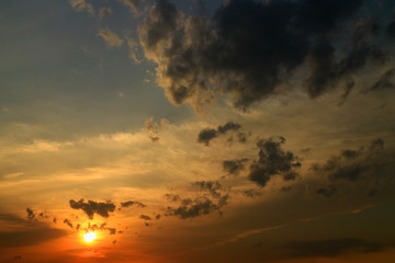 雨雲と夕日