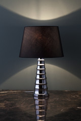 elegante lampada da tavolo accesa su piano in marmo.