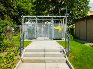 Mülltonnen in einem verschlossenen Containerplatz in einer Neubausiedlung, Dresden, Sachsen, Deutschland, Europa