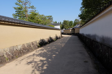 土塀に囲まれた伝統的な道