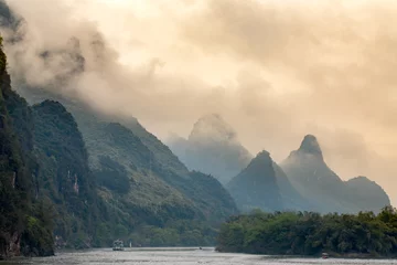 Foto op Plexiglas la rivière Li et les montagnes de Guilin en Chine sous un ciel orange © Olivier Tabary