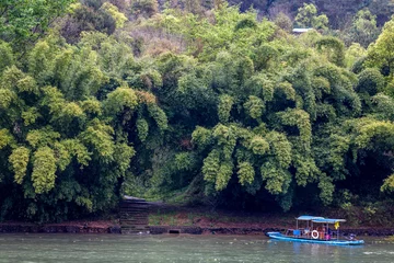 Gordijnen Les bords luxuriants de la rivière Li à Guilin avec un bateau à touriste  © Olivier Tabary