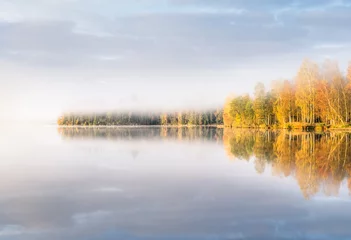 Malerische Landschaft mit See- und Herbstfarben im Morgenlicht in Finnland © Jani Riekkinen