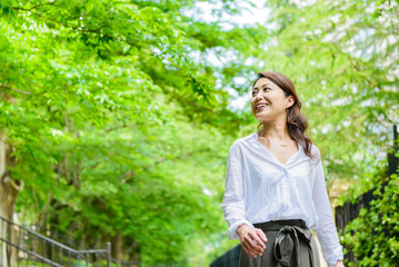 新緑の中を歩く女性