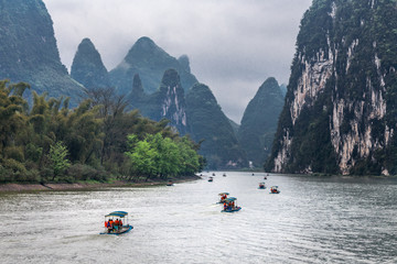 des bateaux à touristes sur la rivière Li au milieu des célèbres montagnes de Guilin