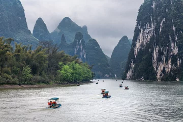 Gordijnen des bateaux à touristes sur la rivière Li au milieu des célèbres montagnes de Guilin © Olivier Tabary