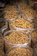 plusieurs sacs remplis de divers racines utilisées pour la médecine chinoise