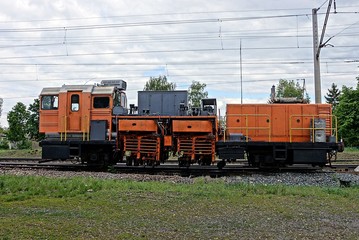 Fototapeta na wymiar Железнодорожный ремонтный поезд на рельсах оранжевого цвета