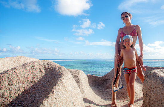 Mamma e bimbo a Anse  Source d'Argent, La Digue, Seychelles
