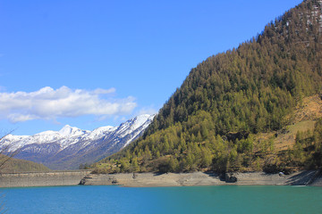Fototapeta na wymiar dam with lake in mountain