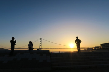 明石海峡大橋　夕日とシルエット