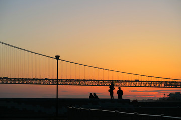 Obraz premium 明石海峡大橋 夕日とシルエット