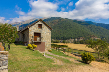 Fototapeta na wymiar Solitary houses in the mountains of the natural park of ordesa huesca, spain