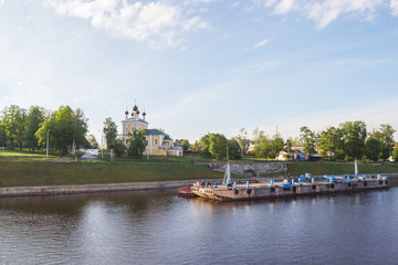 Fototapeta na wymiar Пристань и вид на церковь Фрола и Лавра на берегу в городе Углич