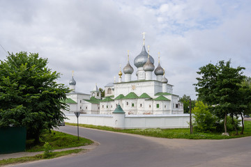Fototapeta na wymiar Воскресенский мужской монастырь в Угличе, Ярославская область
