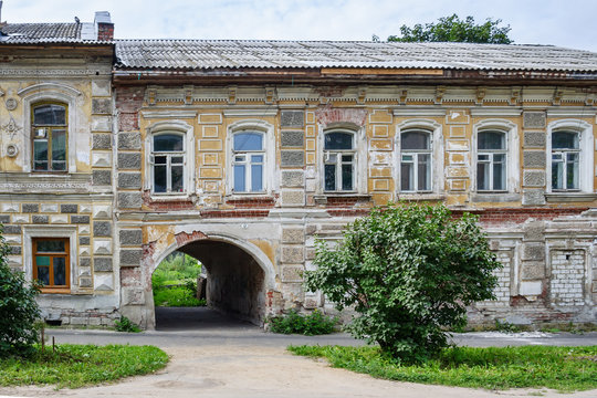Дом с аркой на улице Спасская в городе Углич