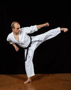 A kick  leg to the side athlete beats in karategi Kaderov