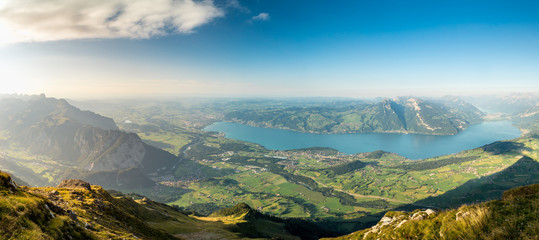 Schweizer Alpen Panorama mit Blick auf Thun, den Thunersee, das Schweizer Mittelland, Interlaken und Eiger, Mönch und Jungfrau