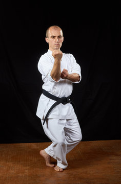 In karategi, a sportsman makes blocks with his hands Kaderov