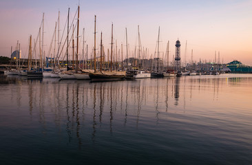Coucher de soleil sur la mer Mediterran&eacute;e. Port de Barcelone. Espagne.