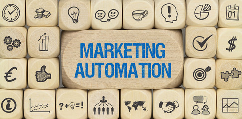 Marketing Automation / Würfel mit Symbole