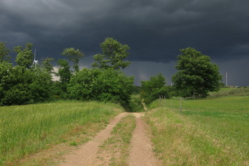 Nuvole nere piene d'acqua
