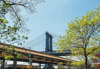 Naklejka premium Manhattan Bridge i miasto.