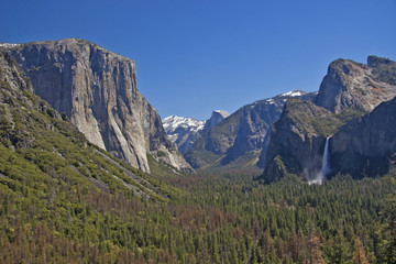 Obraz premium USA - Yosemite National Park - The beautiful view over Yosemite valley along with Bridalveil waterfall from Tunnel view observation point in nice sunny day