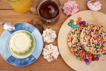 Desayuno con gelatina, donas, polvorones, leche café y jugo de naranja