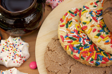 Desayuno con donas, galletas, café, leche y jugo